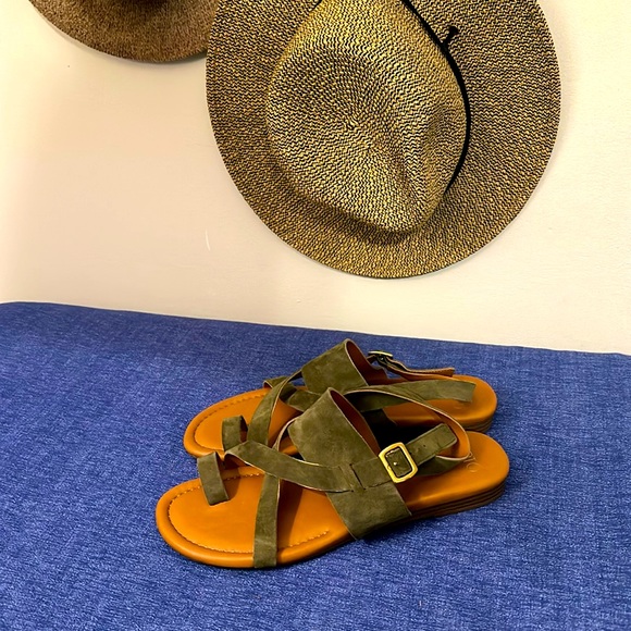 NEW! NWOT Franco Sarto 9.5 Suede Sandals Army Green - Picture 3 of 6